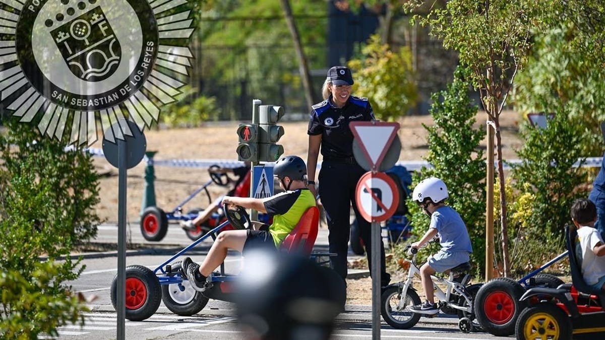 Cartel promocional de la Escuela de Educación Vial Pedro Ramos de San Sebastián de los Reyes con niños en bicicleta y karts