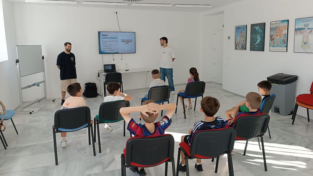 Participantes del taller de percusión de la Escuela Municipal del Carnaval de Cádiz con los especialistas Sergio Domínguez Yeyo y Mario Rodríguez