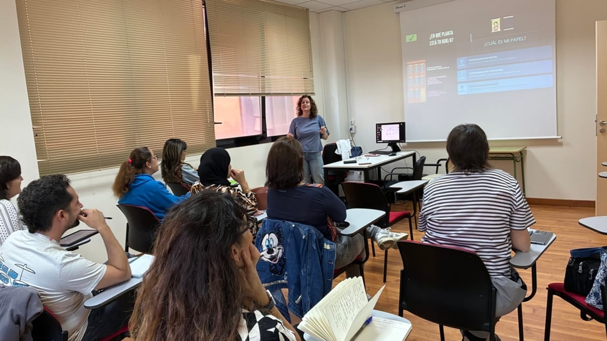 Sesión de trabajo de la Escuela Tecnosaludable para Familias con pizarra proyectada sobre gestión de dispositivos