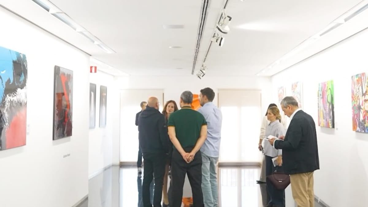Visitantes en la galería observando obras de arte en las paredes durante la exposición Espacio Cero del Teatro Zorrilla