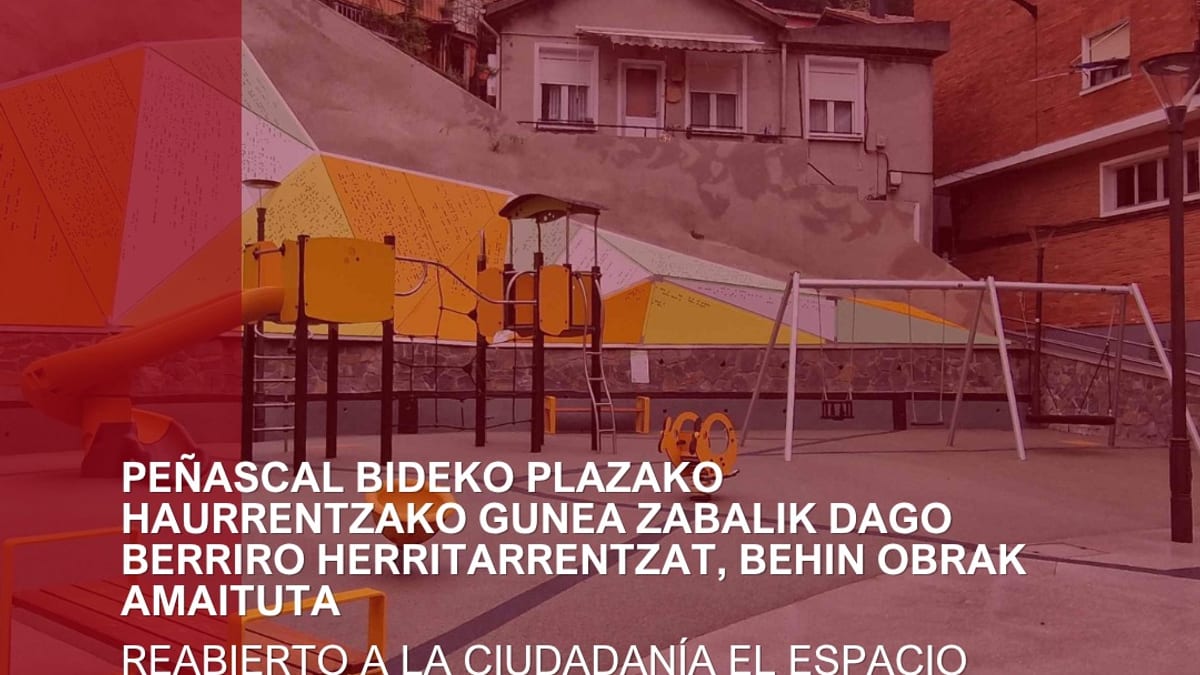 Espacio infantil renovado de la plaza Camino de Peñascal en Bilbao con equipamientos de juego multijuego de siete módulos interconectados, columpios y elementos giratorios