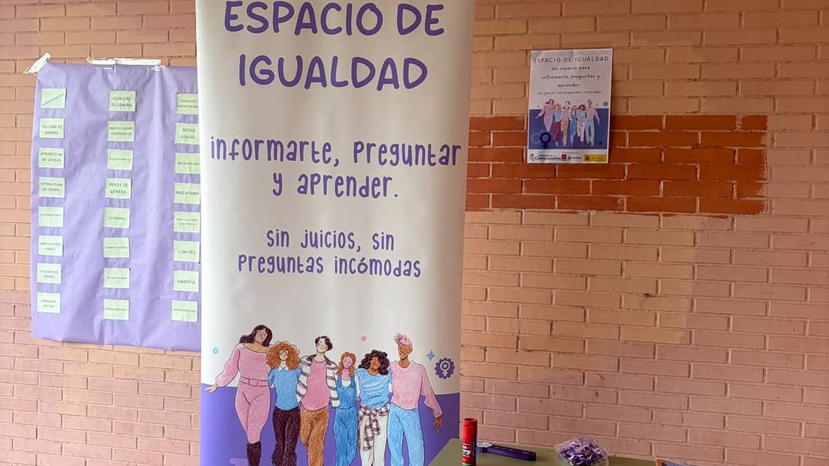 Cartel informativo del Espacio de Igualdad de Ciempozuelos con los horarios y ubicaciones en institutos