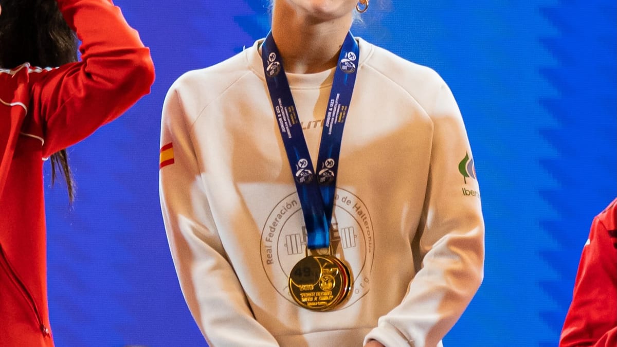 Levantadora española en el podio con medalla de oro en el Campeonato Europeo de halterofilia júnior y sub-23