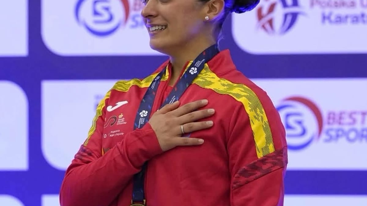 Atletas del equipo español de karate celebrando sus logros en el Mundial cadete, júnior y sub-21