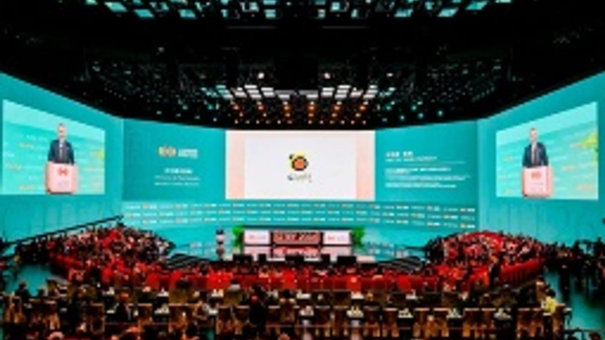 Sala de conferencias del Global Tourism Economy Forum 2026 con pantallas de presentación