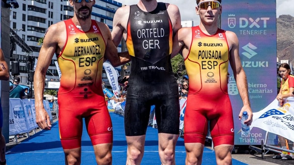 Podio de la Copa de Europa de triatlón en Tenerife con Vicente Hernández en segundo lugar y Jarno Pousada en tercero representando a España