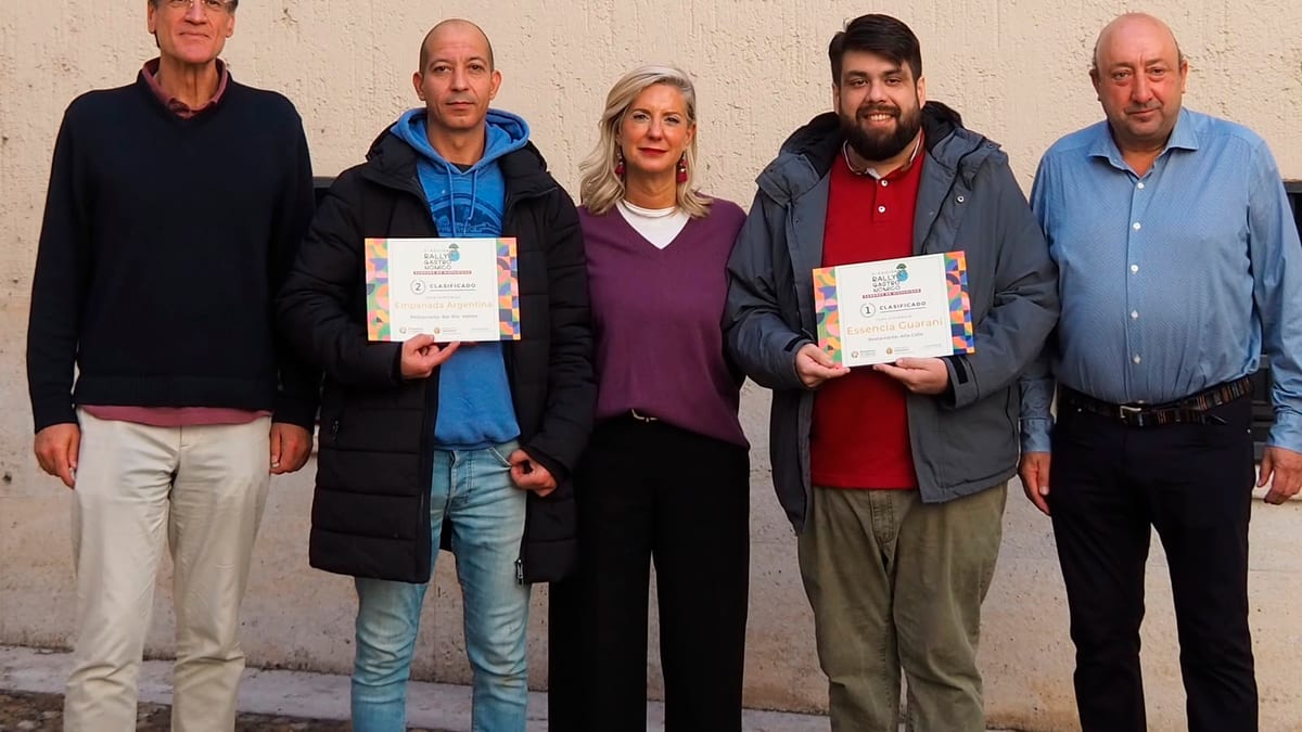 Entrega de premios del II Rally Gastronómico Sabores de Hispanidad en la Sala Cossío de la Casa Revilla con presencia de autoridades locales y representantes de hostelería