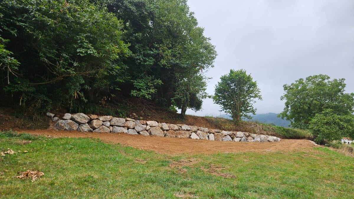 Trabajos de estabilización de talud en el camino rural entre Mumayor y Beiciella, Cudillero