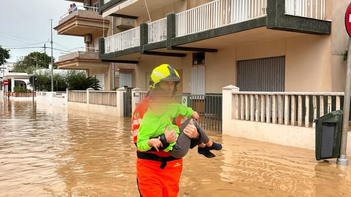 Operación de evacuación de un niño durante emergencia por inundaciones en Castellón