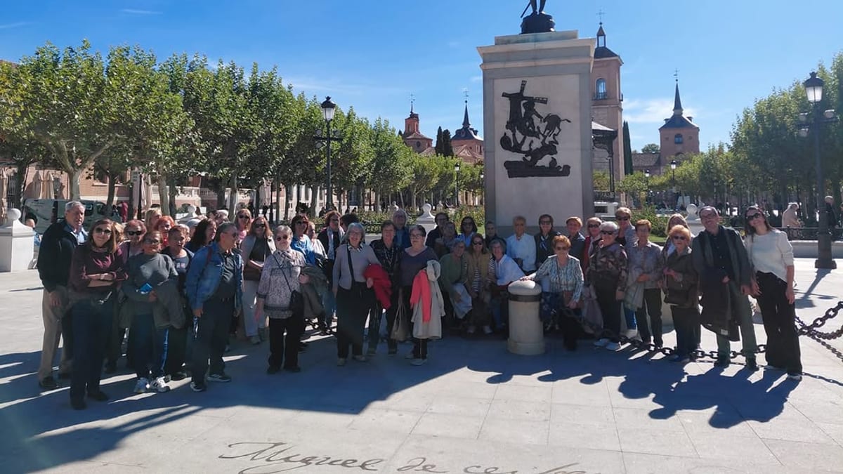 Grupo de personas mayores durante la excursión a Alcalá de Henares organizada por la Mancomunidad de Servicios Sociales Las Vegas