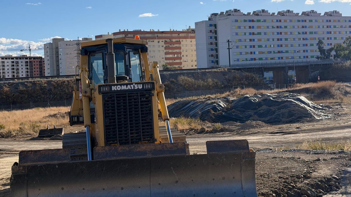 Montículo de materia orgánica en descomposición en la parcela Kronos del Junquillo, parque comercial Way de Cáceres