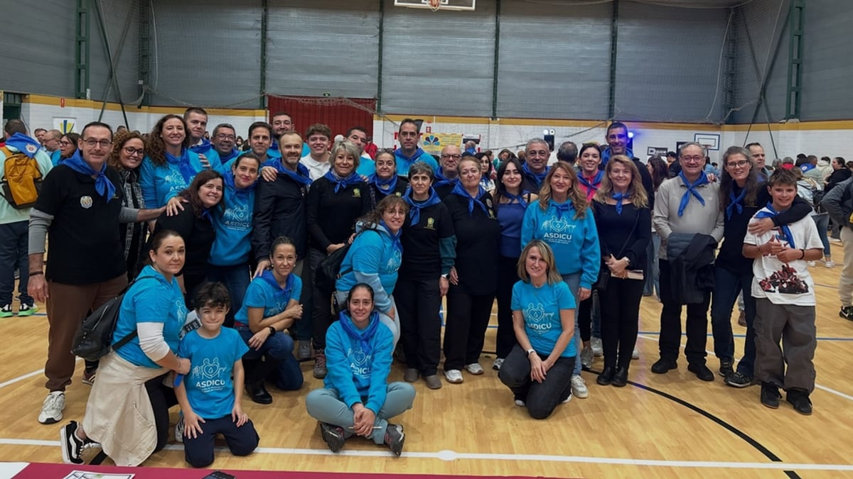 Niños y mayores participan en talleres y juegos en el polideportivo Fuente del Oro durante el evento solidario de Policía Local de Cuenca