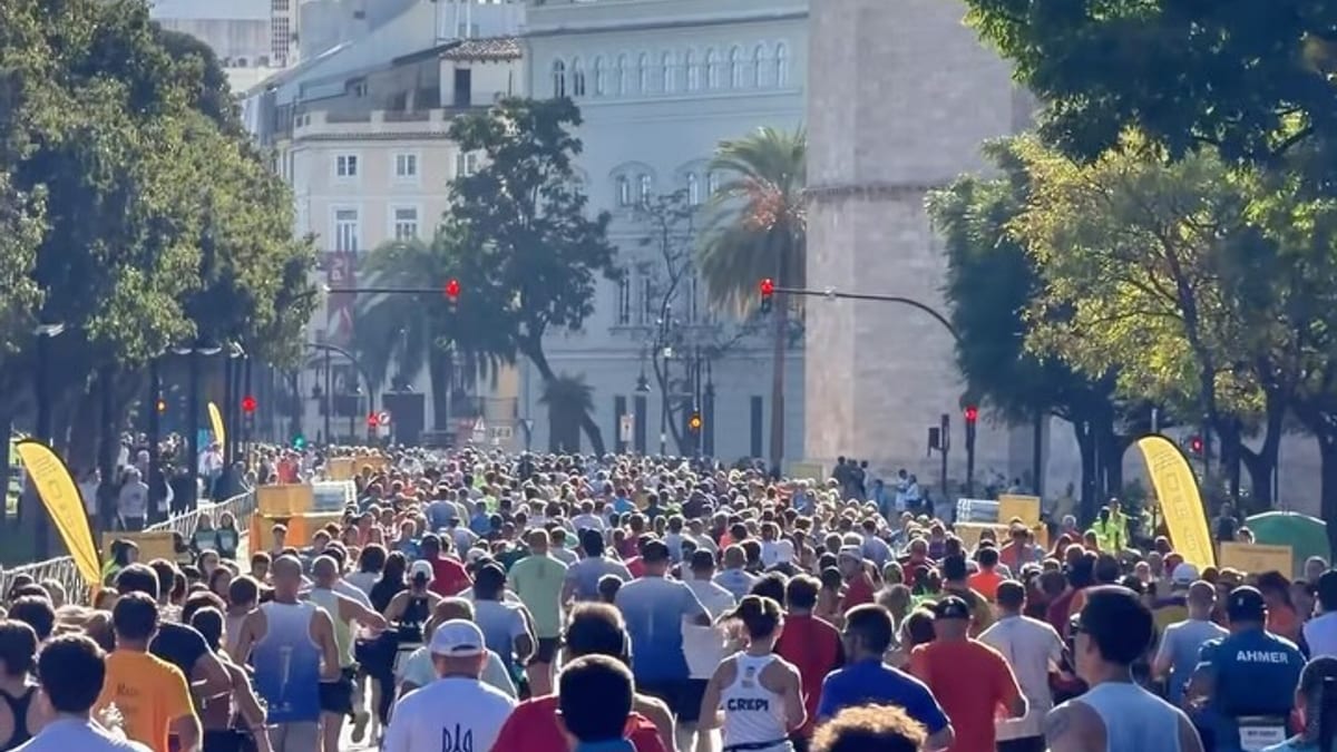 Participantes de la carrera 21K Valencia corriendo con camisetas durante el evento deportivo