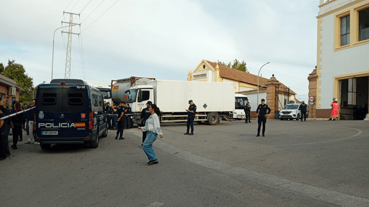 Fotografía de los operativos de emergencia e intervención en la fábrica de pólvora tras la explosión en Granada