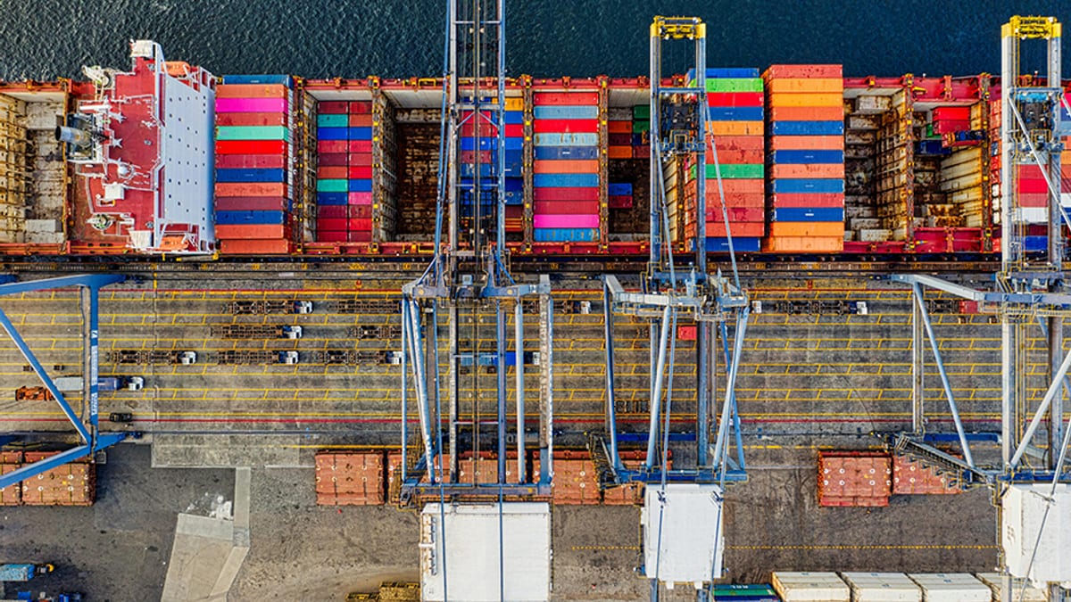 Contenedores en el puerto de Andalucía representando el comercio exterior y las exportaciones regionales