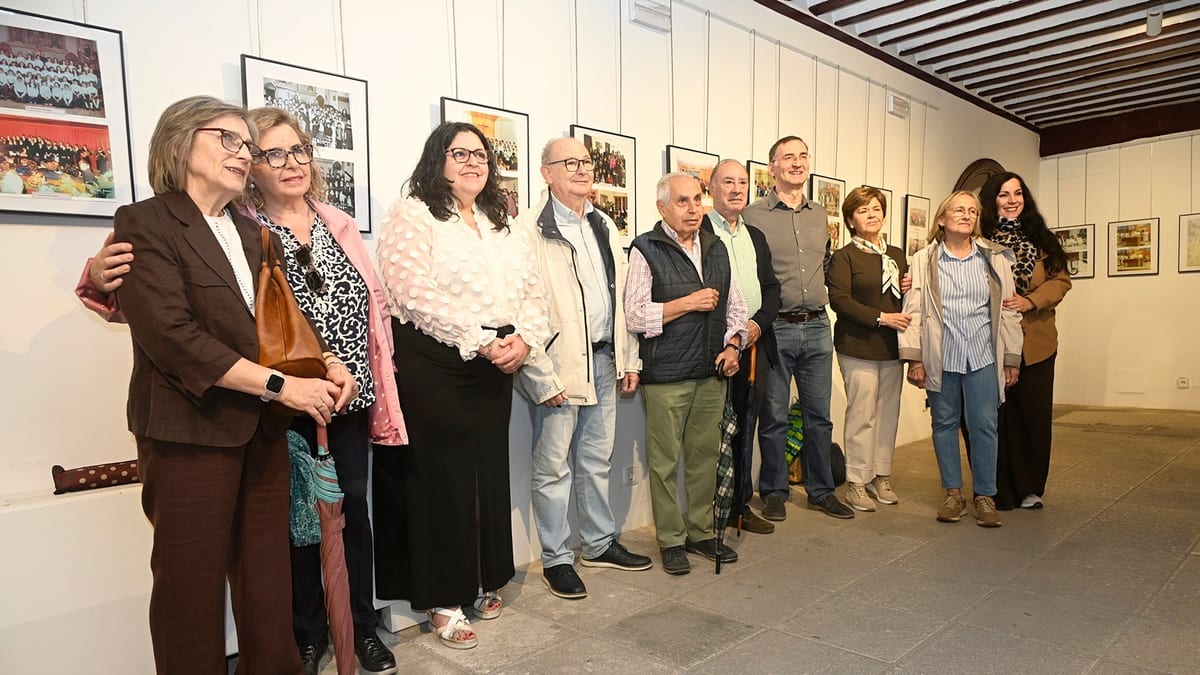 Inauguración de la exposición fotográfica conmemorativa del 70 aniversario de la parroquia Santo Tomás de Villanueva con la concejala de Cultura Inés Losa y el párroco Eustaquio Camacho