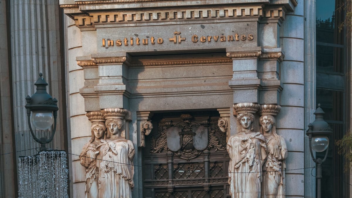 Esfera armilar y globo terráqueo de la época de Cervantes en la exposición Inclinado de mi estrella