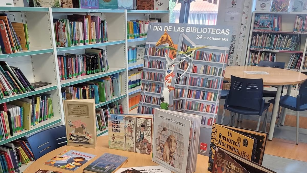 Cartel del Día de las Bibliotecas con títulos de libros como 'León de biblioteca', 'La Biblioteca Nocturna' y 'Bibliotufo', diseño promocional de la Biblioteca Municipal Almudena Grandes