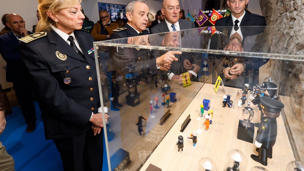 Presentación de la exposición '200 años a tu servicio' del bicentenario de la Policía Municipal de Valladolid en la Oficina de Turismo de San Benito