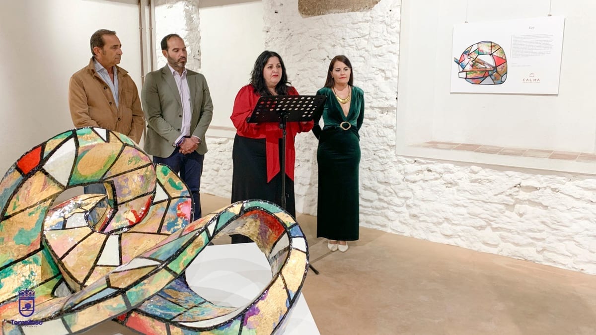 Carmen Belén Serrano y autoridades en la inauguración de la exposición «El alma de la tierra» en la Casa de las Artes y las Letras de Tomelloso, con obras escultóricas de fondo