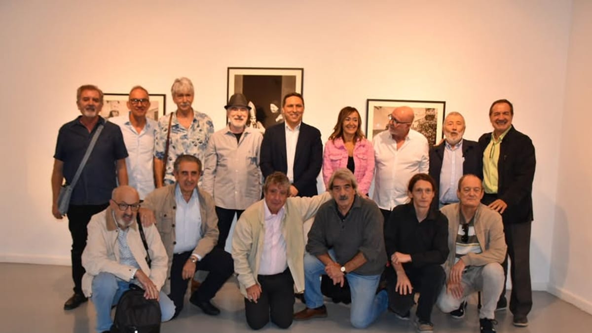 Grupo de personas en el Museo Casa Zavala durante la inauguración de la exposición «Endiablada» con fotografías enmarcadas de fondo