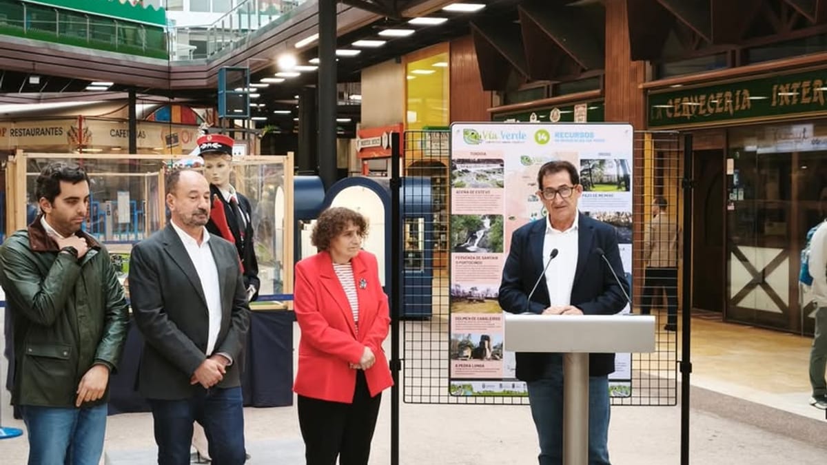 Cartel de la exposición «Do Ferrocarril á Vía Verde» en Área Central Outlet, Santiago, con horario de 10:30 a 20:30 horas