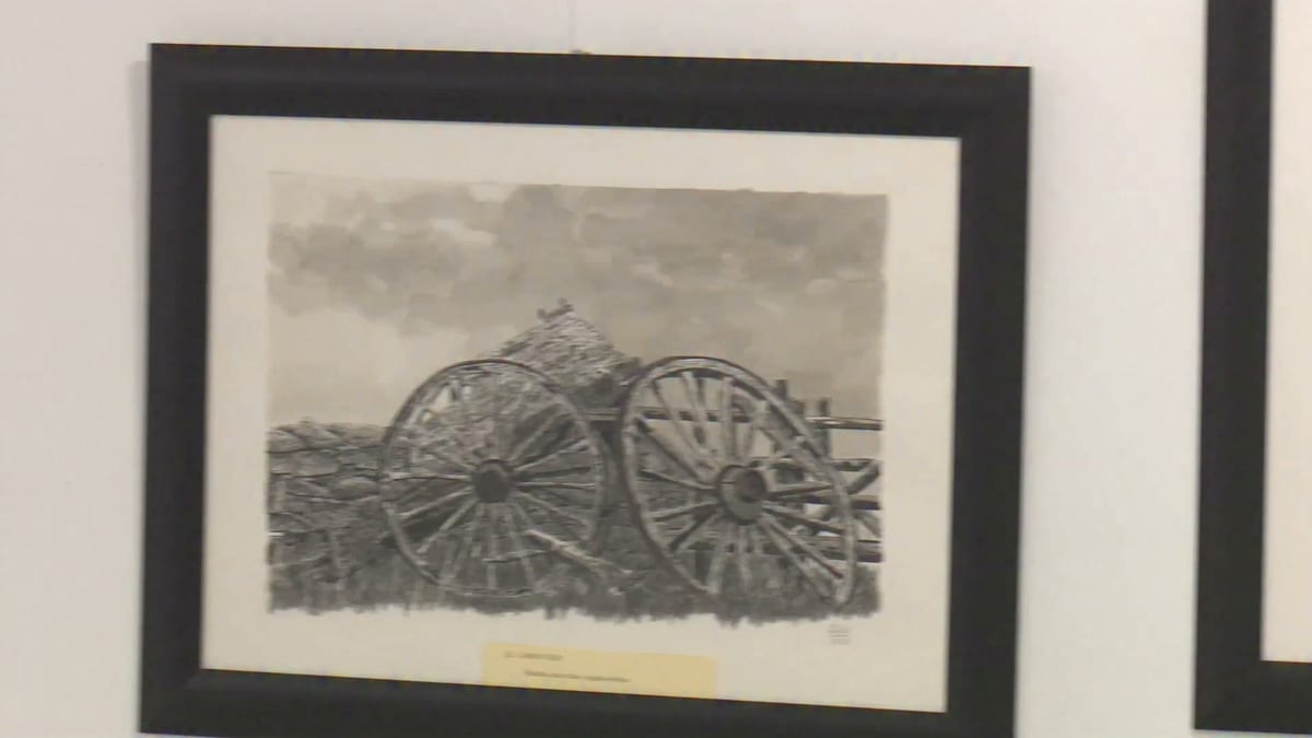 Dibujo enmarcado de Floro Nieto que representa un carro o carreta antiguo con ruedas grandes, realizado con plumilla y tinta china