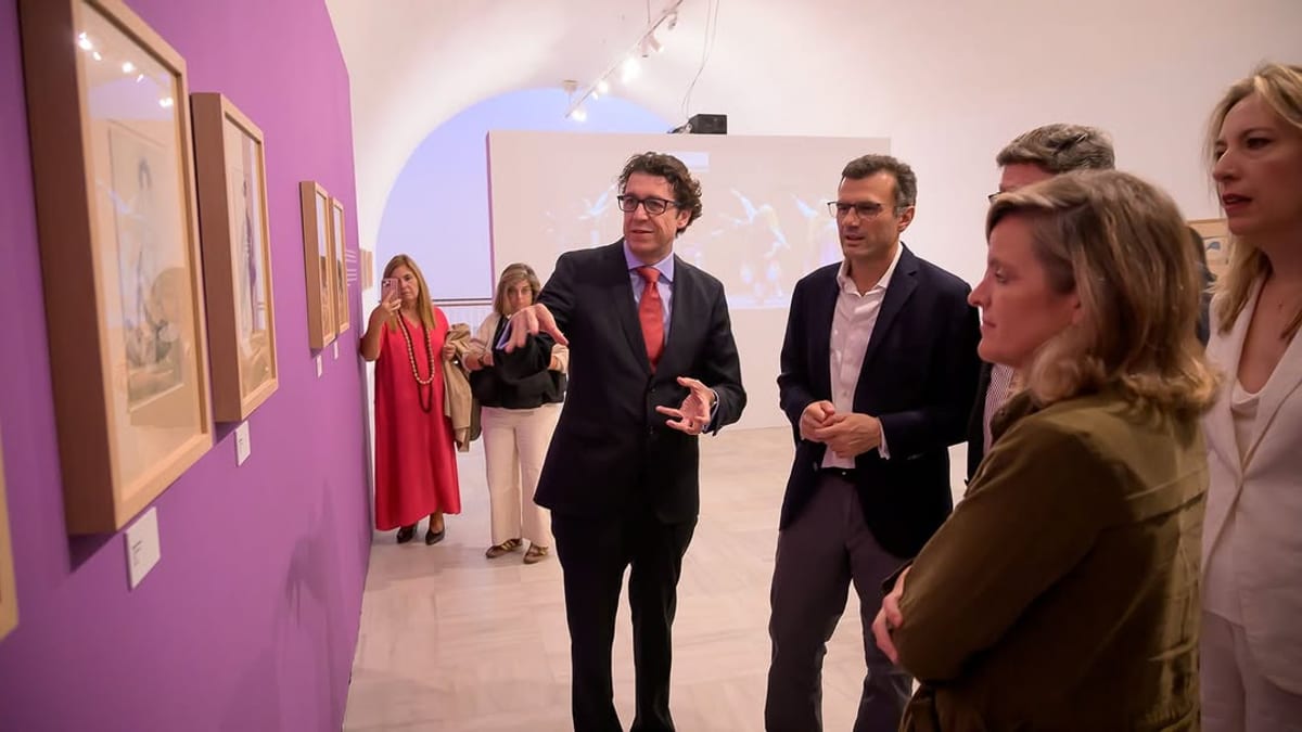 Visitantes en la galería del ECCO de Cádiz observando cuadros enmarcados en paredes de color rosa durante la exposición Le Tricorne