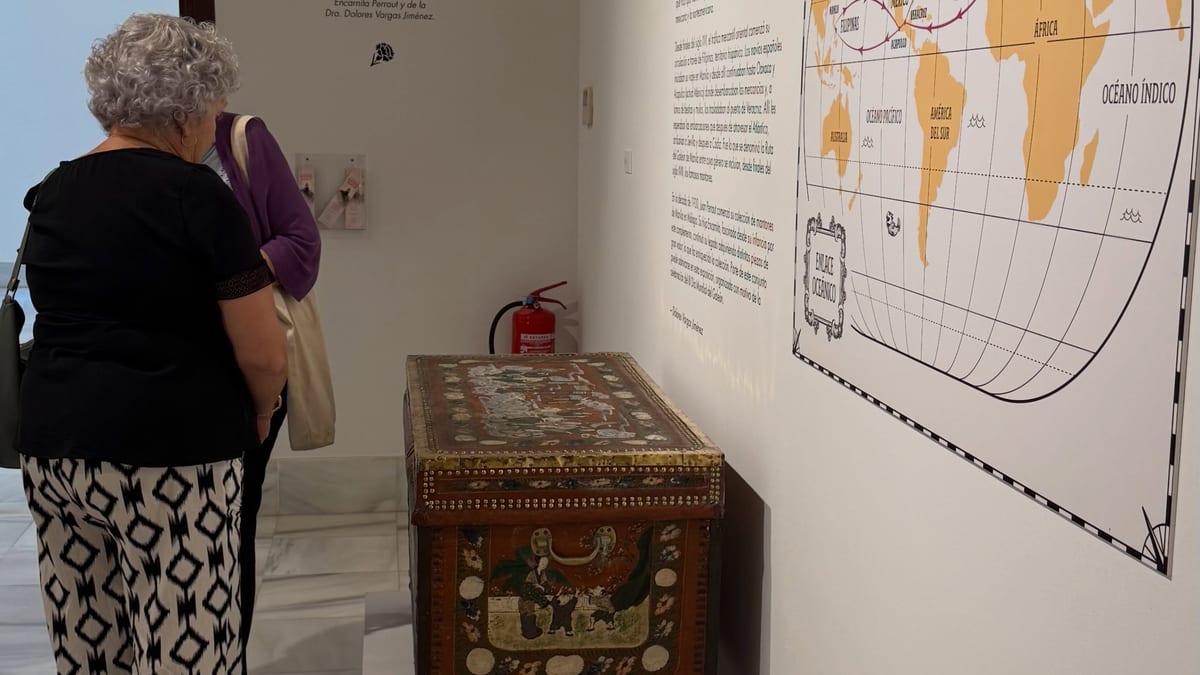 Cartel de la exposición «¿Dónde vas con mantón de Manila?» en Cádiz con información sobre mantones históricos