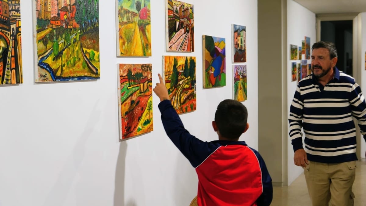 Detalle de la exposición de obras de Miguel Ángel Mena Blasco en la sala de exposiciones del Teatro Auditorio de Cuenca