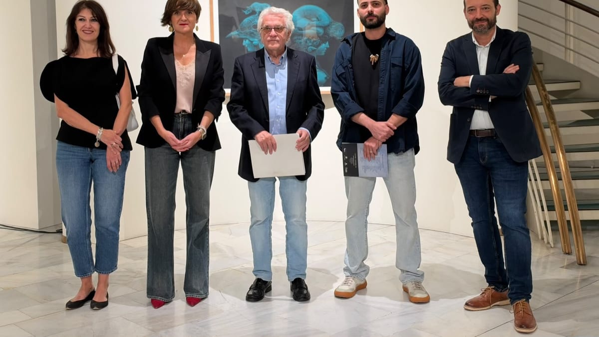 Acto de inauguración de la exposición Pintura cubana en el Museo Municipal de Albacete con la concejala de Cultura Elena Serrallé