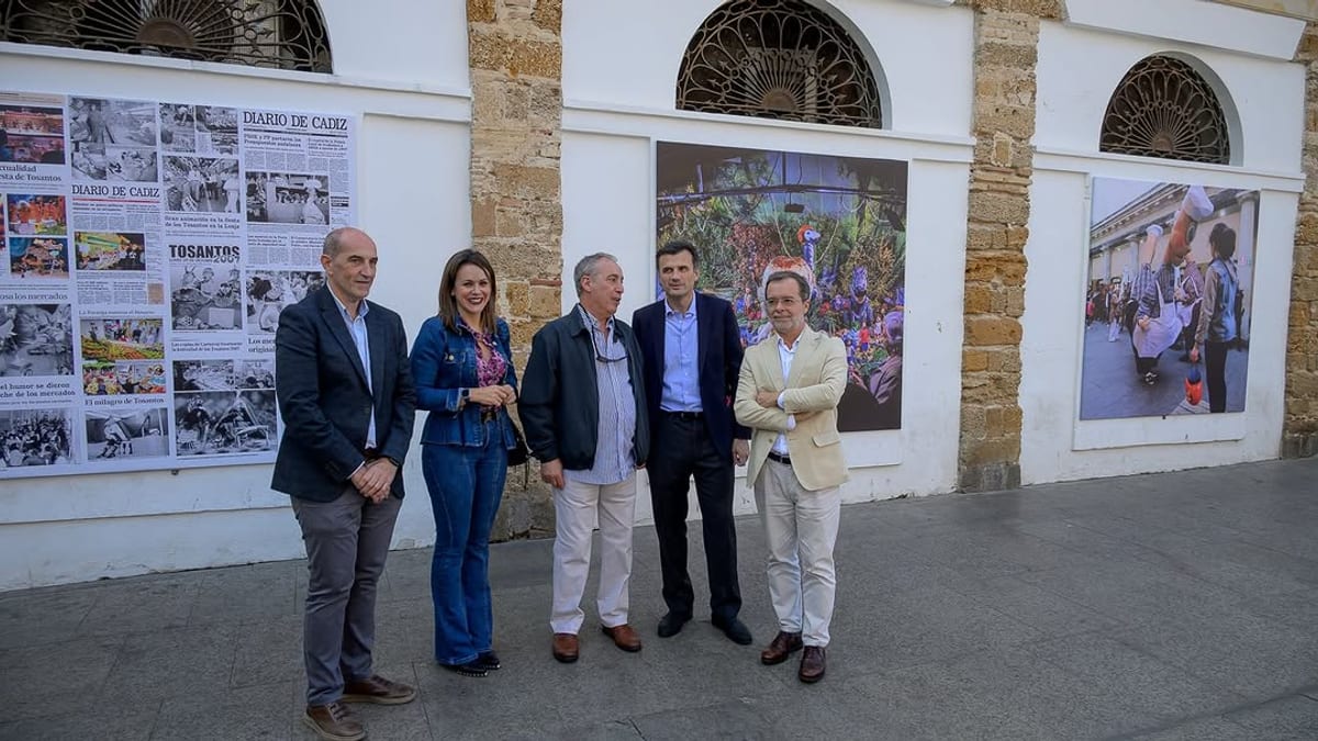 Exposición Tosantos en el Mercado Central de Cádiz con publicaciones de Diario de Cádiz