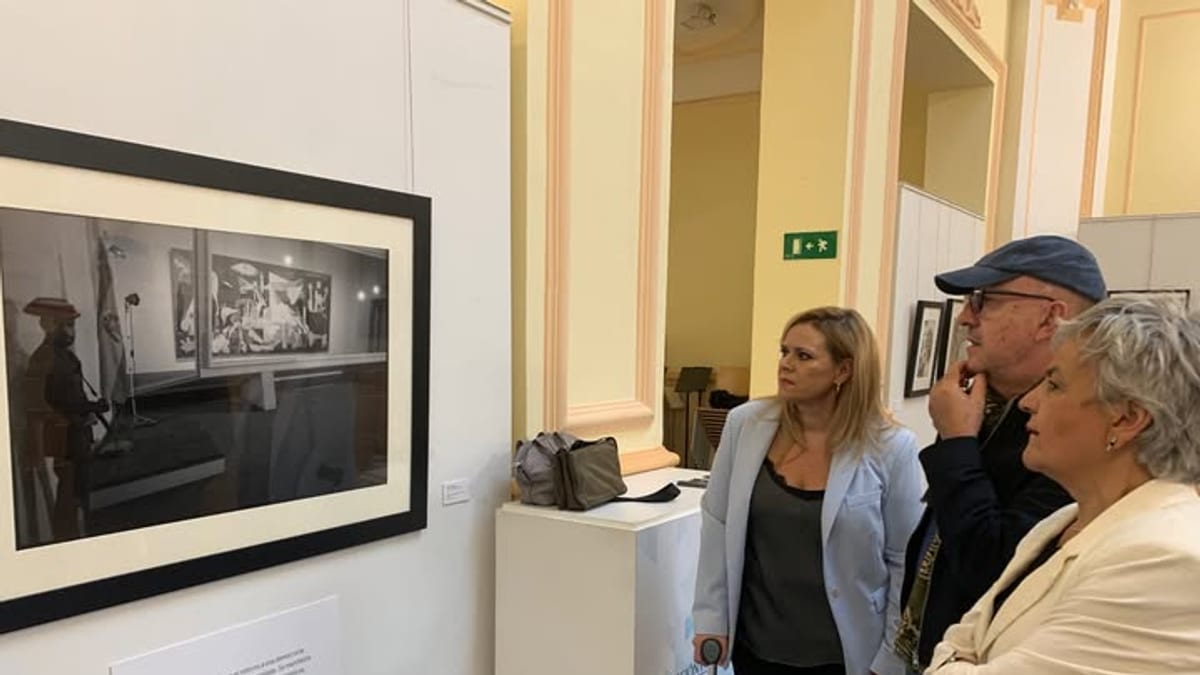 Exposición fotográfica La Transición en instantes en la Diputación de Cuenca con placa informativa visible
