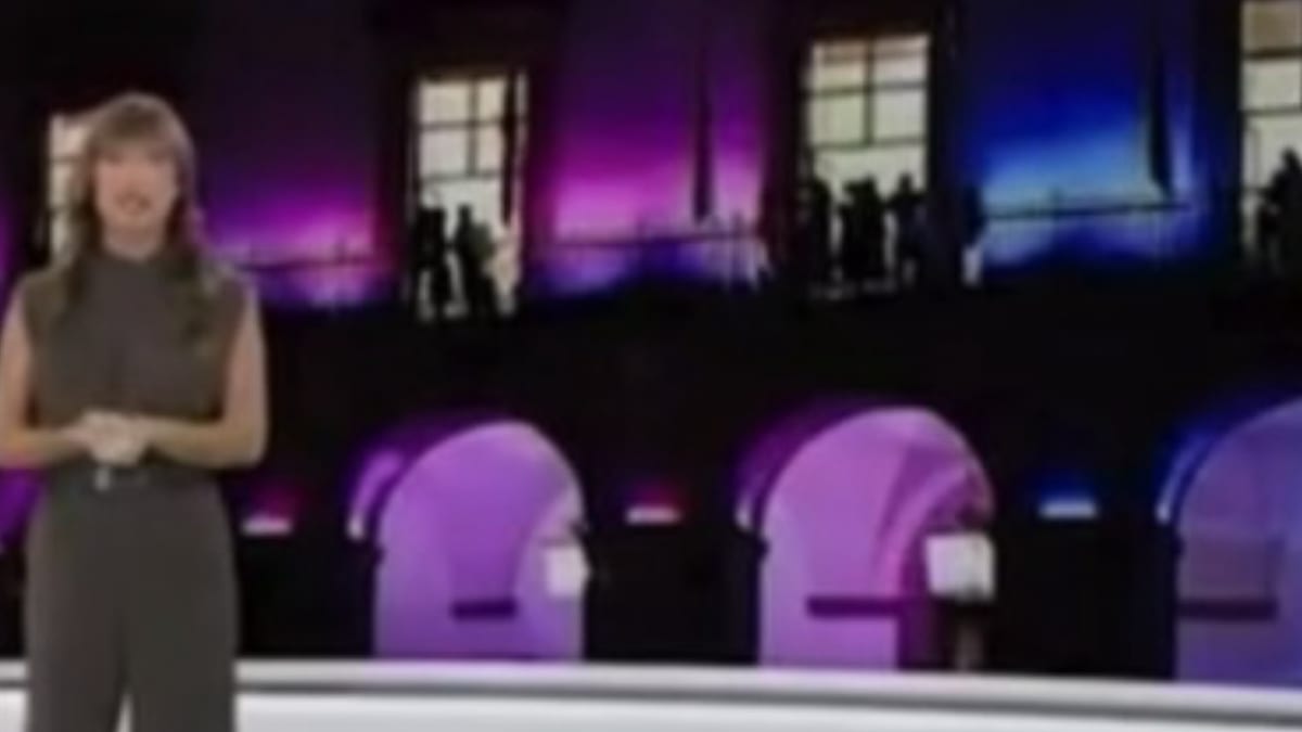 Plató de televisión con iluminación púrpura y azul durante la retransmisión de Las Noches del Patrimonio de Cáceres en TVE