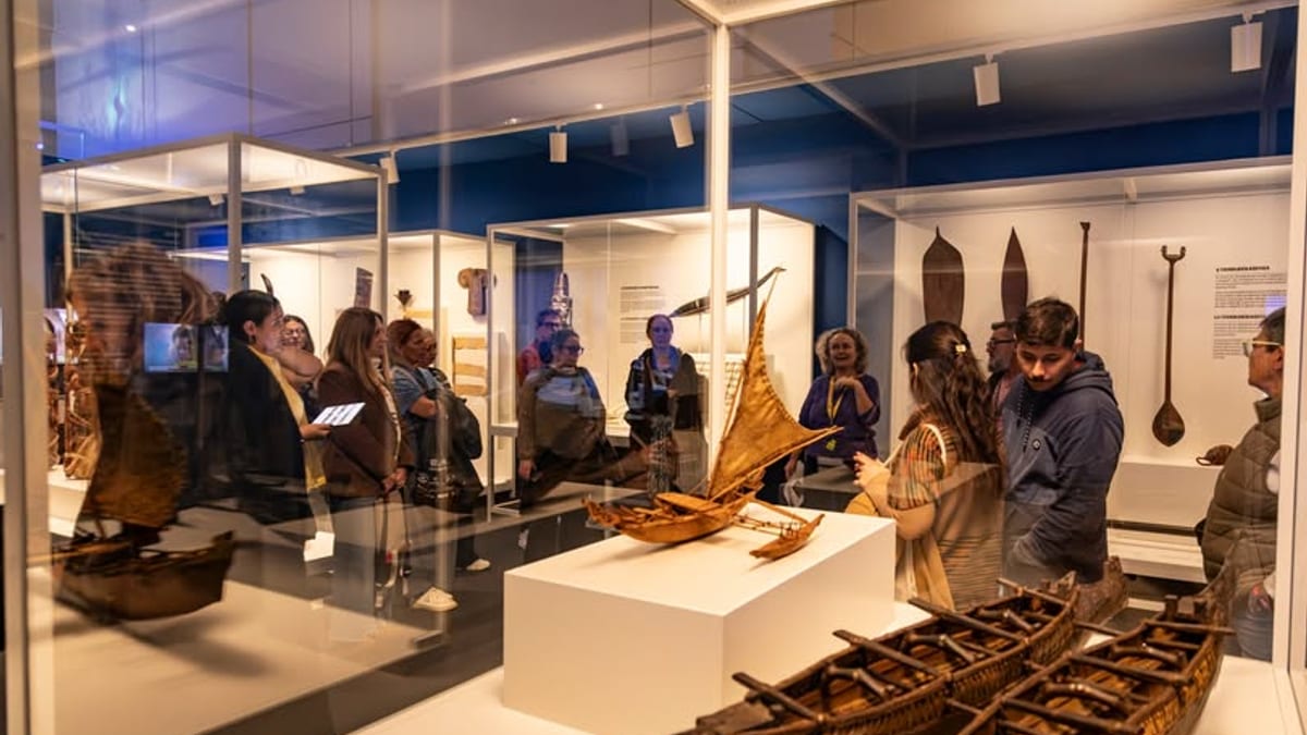 Exposición Voces do Pacífico en el Museo Centro Gaiás: visitantes observan modelos de barcos antiguos y artefactos de Oceanía
