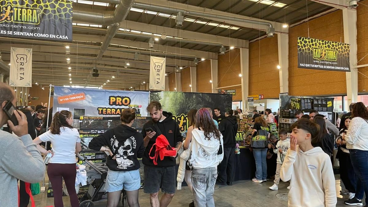 Visitantes disfrutando de los stands de Expoterraria y Expoaquaria en Talavera Ferial con productos de terrarios especializados