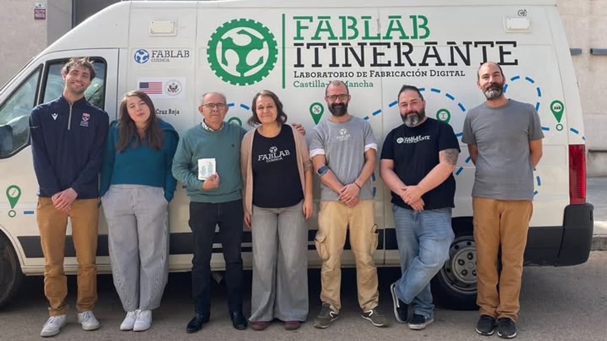 Participantes del FabLab Itinerante en la Casa de la Cultura de Campillo de Altobuey durante la jornada de tecnología y fabricación digital