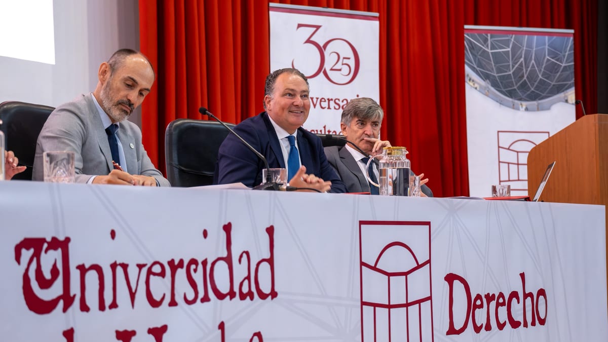 Acto de celebración del 30 aniversario de la Facultad de Derecho de la Universidad de Huelva con la participación del presidente de la Diputación