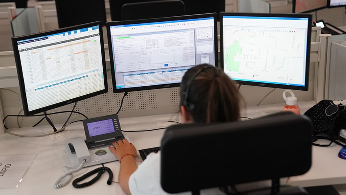 Trabajador de emergencias 112 monitoreando sistemas de alertas desde centro de control