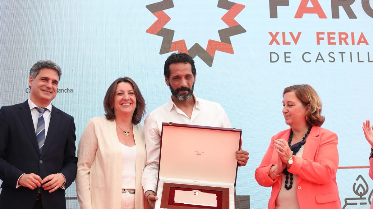 Reconocimiento de FARCAMA a los artesanos Antonio Arellano y Óscar Martín en Toledo por su dedicación a la espadería y damasceno