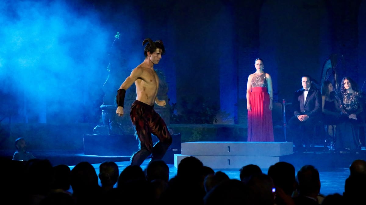 Actuación de Fauno, ballet sinfónico-lírico en el Patio de la Montería del Real Alcázar de Sevilla con danza, música y canto