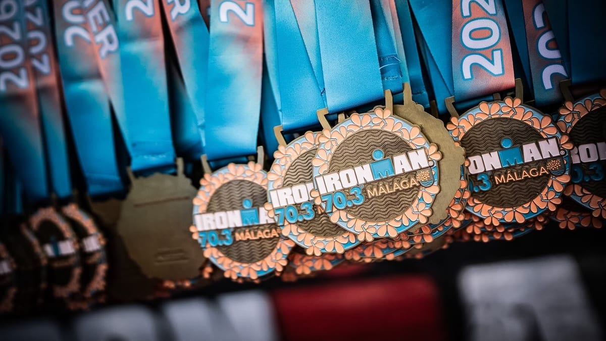 Momento de la competición del Ironman 70.3 celebrado en Málaga con participantes en la prueba de triatlón