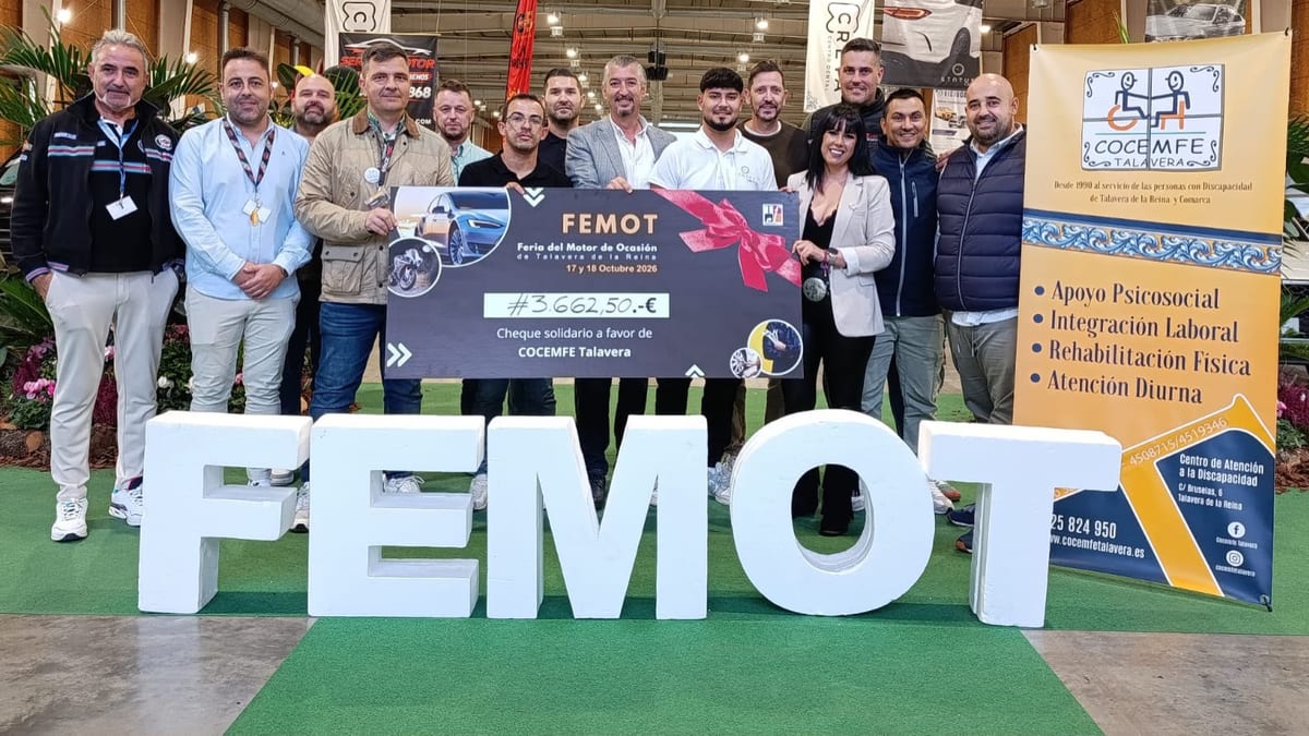 Entrega del cheque solidario de FEMOT a COCEMFE Talavera. El presidente de la Fundación Talavera Ferial sostiene el cheque junto a representantes de la organización de atención a la discapacidad.