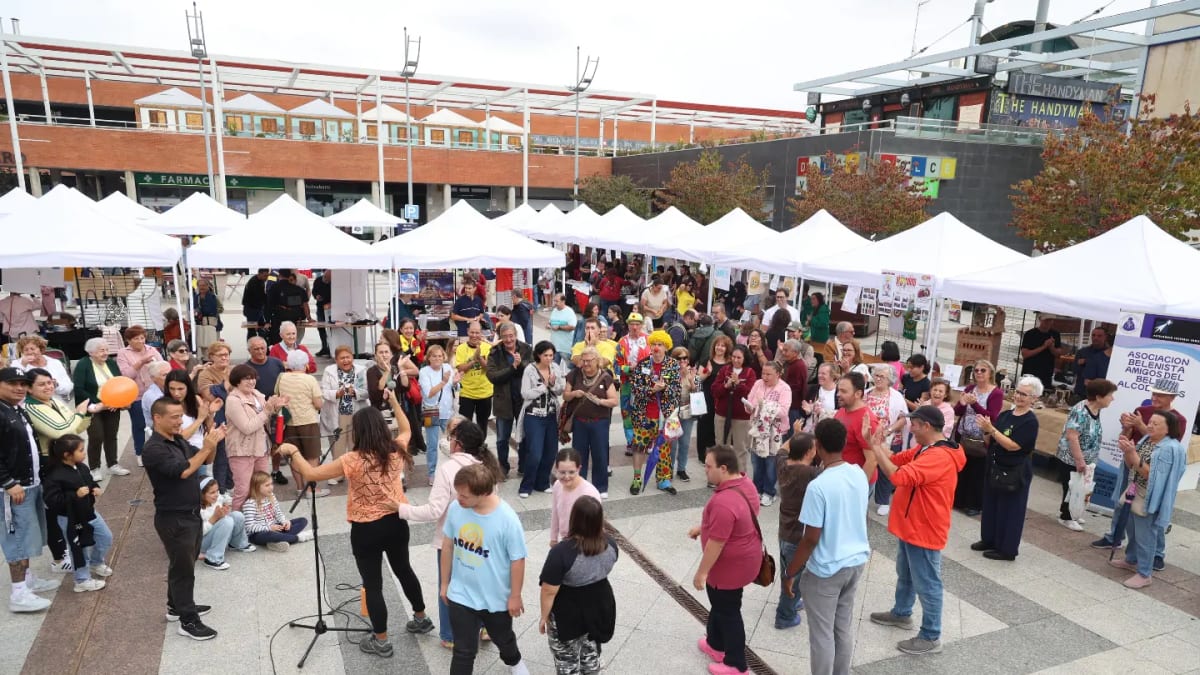 Feria de las Asociaciones en la Plaza Mayor de Alcobendas con puestos de diferentes entidades y participantes