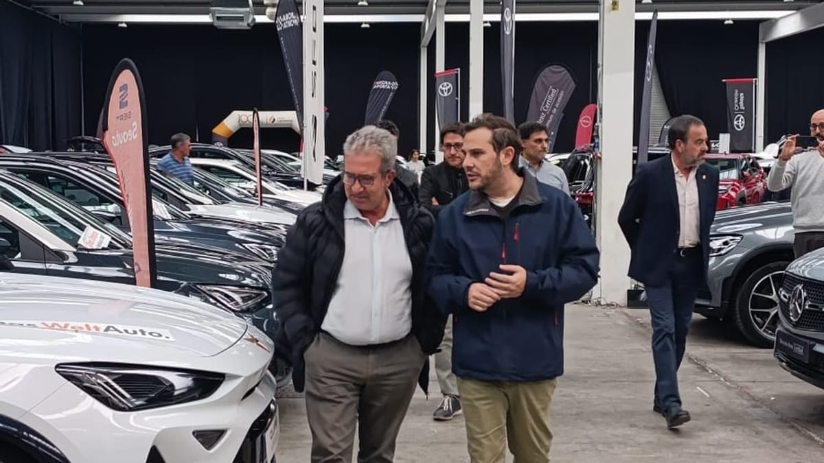 Showroom de la Feria del Automóvil de Zamora con visitantes observando vehículos en el recinto ferial IFEZA