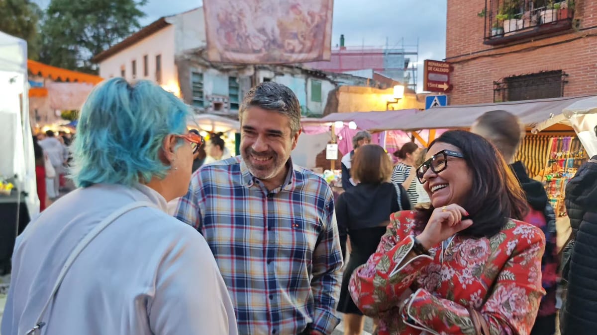 Casco histórico de Valdemoro lleno de colorido y ambiente festivo durante la Feria Barroca, con puestos artesanales y recreaciones históricas
