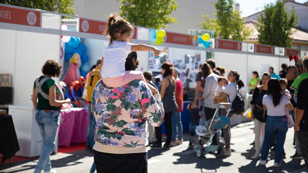 Feria del Comercio Local en Rivas Vaciamadrid con participantes y público disfrutando de productos locales