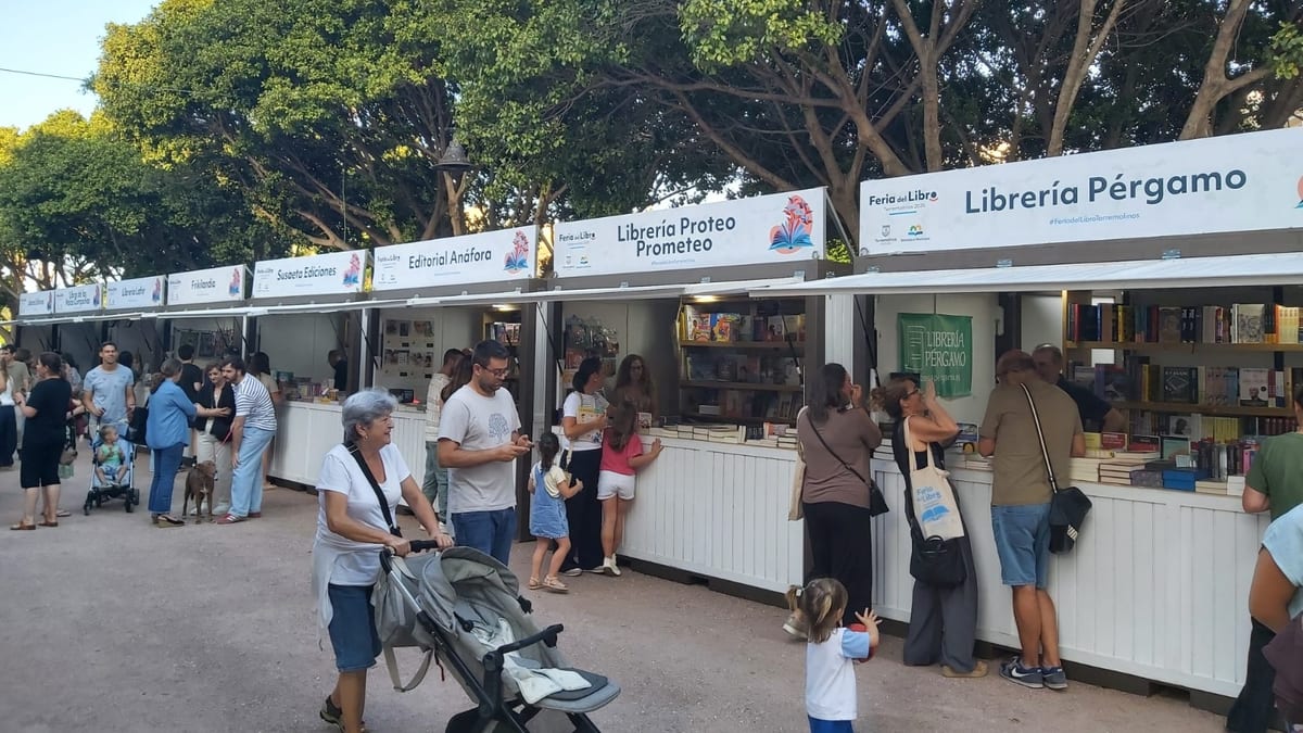 Cartel promocional de la Feria del Libro de Torremolinos con participación de librerías y editoriales
