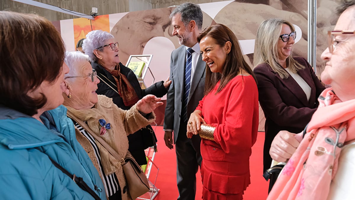 Inauguración de la Feria de Mayores de Cantabria con asistentes interactuando en el evento de la Consejería de Inclusión Social