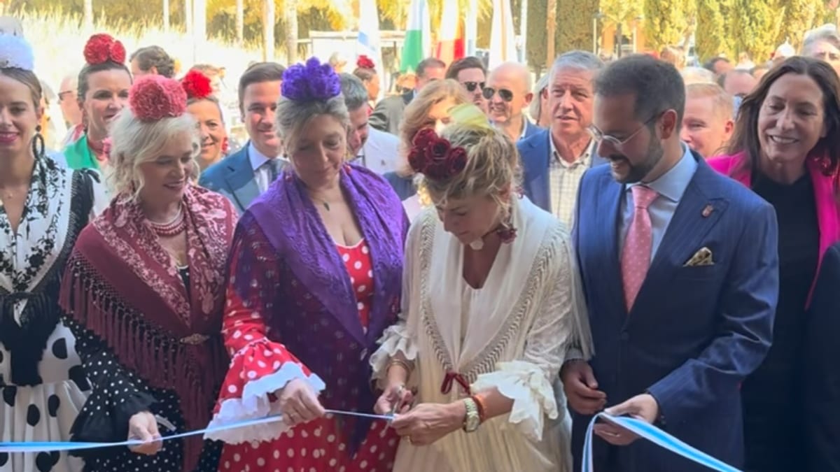 Ceremonia de inauguración de la Feria de Otoño y del Caballo de Huelva con autoridades y personas en traje tradicional español
